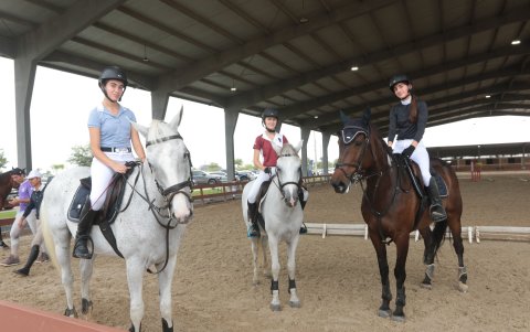 Valeria Gómez, Eliza García y Alessia Caputi se preparan para entrar a la competición.