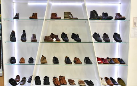 Zapatos. La tienda ofrece una amplia gama para mujeres y hombres.