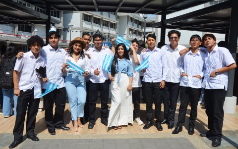 Con trajes típicos, la comunidad universitaria se reunió en un evento cultural.