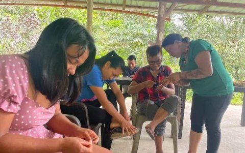 Un grupo de mujeres aprenden el oficio de trabajar con materiales reciclados del bosque amazónico.
