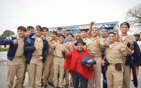 Baltazar Ushca junto a otro grupo de alumnos, de la Academia Naval Almirante Illingworth.