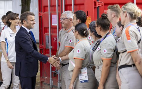 Macron con un grupo de voluntarios de la Cruz Roja.