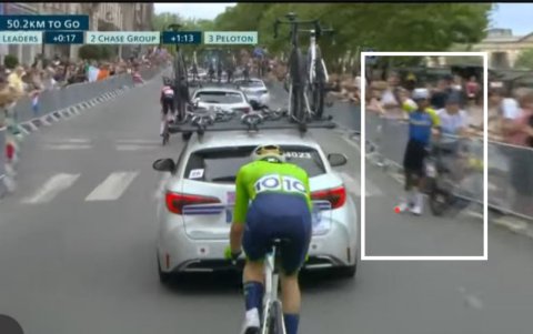 Narváez pidiendo ayuda mecánica en la prueba de ruta.