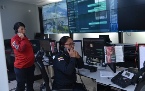 Equipo. En la base, en las salas de monitoreo hay geógrafos y demás especialistas que analizan los eventos naturales o emergencias.