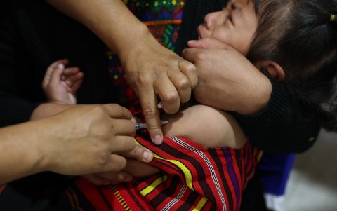 Una niña llora al recibir la vacuna contra el sarampión este sábado, en el municipio indígena de San Juan Sacatepéquez, al oeste de Guatemala.