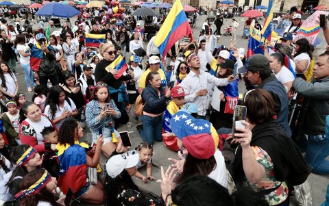 Venezolanos participan de una manifestación en rechazo a los resultados del Consejo Nacional Electoral (CNE), en las elecciones presidenciales del domingo.