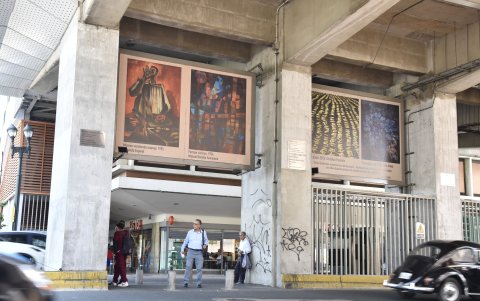 En los pilares cerca de otros cuadros se observan grafitis.