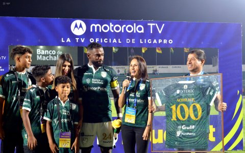 Gabriel Achilier recibió un homenaje por los 100 partidos de parte de Martha Romero y Darwin Palacios principales de Orense