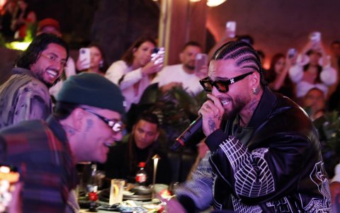 El cantante colombiano Maluma canta durante la inauguración de su restaurante.