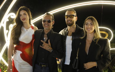El cantante colombiano Maluma (2-d) posa durante la inauguración de su restaurante 
