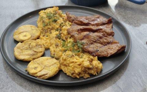 Moro con carne asada.