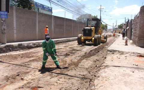 En la calle principal Juan Montalvo se está realizando un trabajo de mantenimiento vial. Los vecinos piden que también sean atendidas las calles secundarias.