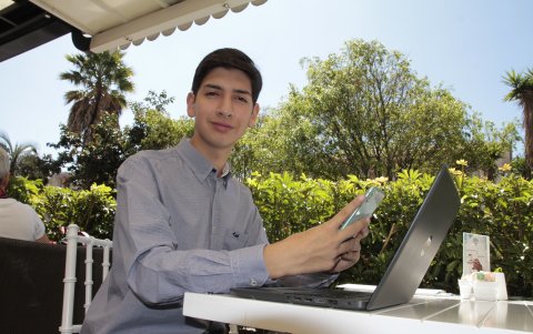 Quito. Emilio Domínguez, de casi 17 años, es un caso atípico; está pendiente de las noticias de la política.