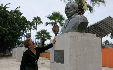 La salsera Choco Orta posa junto a un busto del cantante Ismael Rivera el 10 de julio de 2024, en la Plaza de los Salseros en San Juan (Puerto Rico).