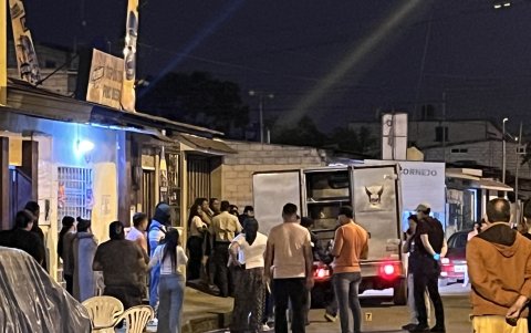 Los vecinos que estaban cerca del lugar del crimen intentaron llevarlo a una casa de salud para que reciba atenciones médicas.