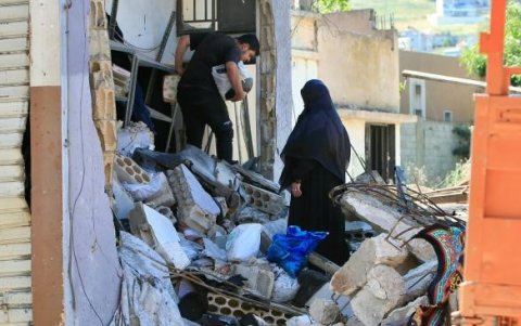 Libaneses desplazados que regresaron a su aldea para asistir al funeral de un militante de Hezbolá.