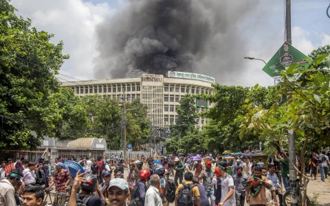 Humo negro se eleva sobre el complejo de la universidad médica Bangabandhu Sheikh Mujib (BSMMU) durante las protestas.