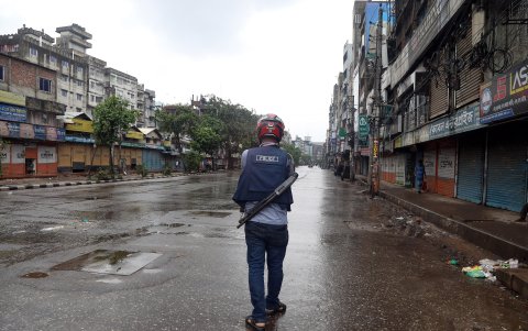 Un oficial de policía de Bangladesh patrulla la calle después de que el gobierno impusiera un nuevo toque de queda, en Dhaka, Bangladesh, el 5 de agosto de 2024.