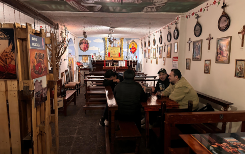 Bandido Brewing tiene el concepto de una iglesia con altares y figuras religiosas.