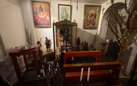 Las figuras religiosas son parte de las reliquias del local.