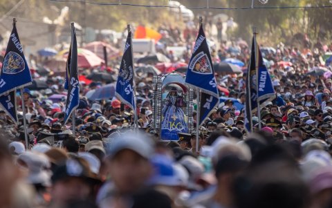 La Virgen de El Cisne es acompañada por cientos de feligreses.