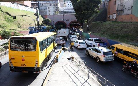 El colapso del tránsito genera estrés en los conductores y eso suele fomentar la agresividad en las vías, que puede terminar en cruces verbales o físicos.
