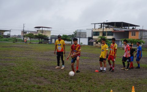 La humilde cancha que sirve de sede para el club Huracán en Quinindé.