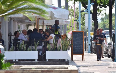 Dinamismo. Negocios tratan de mantener viva la zona comercial de Urdesa a pesar de la inseguridad. Cautivan a usuarios con promociones o novedades.