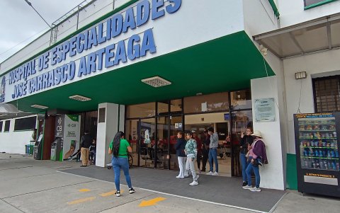 Edificio. En el hospital José Carrasco Arteaga laboraban varios parientes de Argudo. Varios ocupaban cargos donde no tenían títulos que avalen ese puesto.