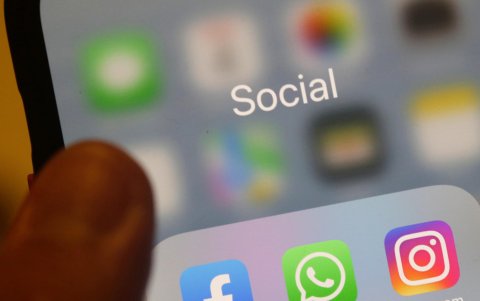 Fotografia de archivo de los iconos de WhatsApp, Facebook e Instagram, en un dispositivo móvil.