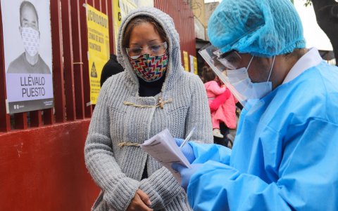 Un trabajador del sector Salud recibe a personas para la prueba rápida de la Covid-19, en uno de los puestos instalados en Ciudad de México.