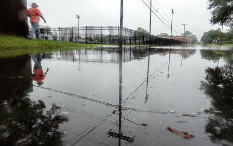 Un transeúnte camina junto a una calle inundada después de la lluvia de la tormenta tropical Debby en Savannah, Georgia, EE.UU., el 6 de agosto de 2024