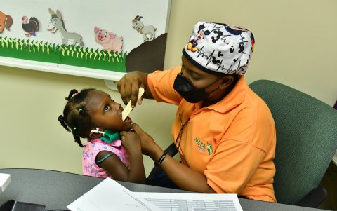 El equipo junto con voluntarios de la Fundación María Gracia realizan exámenes.