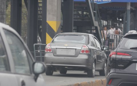 En la parada del 28 de Mayo, donde a diario suele haber agentes de tránsito en las horas pico, los vehículos sin placas desfilan sin límites.