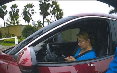 Mercedes Villarreal fue directora de Control Disciplinario y directora de la Judicatura del Guayas. La imagen fue tomada por la garita de ingreso a la casa de Muentes, en isla Mocolí