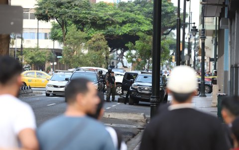 Varios curiosos observaron la labor de los agentes, la tarde de este martes 6 de agosto.