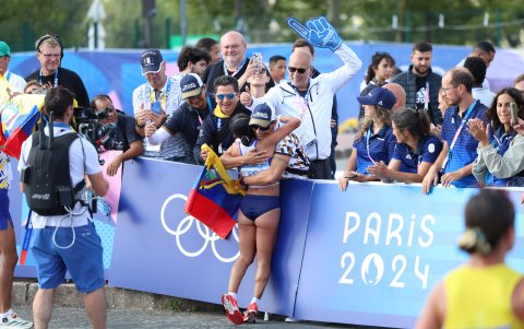Glenda Morejón lloró de la emoción con el equipo al término de la prueba.