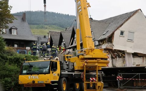 Se instala una grúa después de que un hotel se derrumbara.