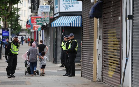 Agentes de policía se encuentran cerca de tiendas y negocios cerrados en North Finchley mientras se esperan más protestas.