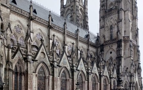 La iglesia de la Basílica cubierta de granizo.