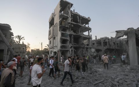 Palestinos inspeccionan casas dañadas tras un ataque aéreo israelí en el oeste de la ciudad de Deir Al Balah, Franja de Gaza.