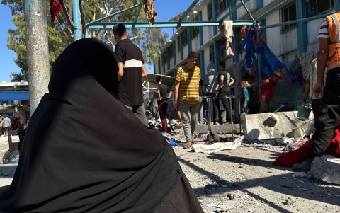 Fotografía de la situación en los alrededores de la escuela de la UNRWA en el campo de refugiados de Al Nuseirat tras un ataque israelí.
