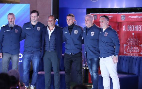Beccacece (c-d) acompañado por el presidente de la FEF Francisco Egas (c-i) y los miembros de su cuerpo técnico.