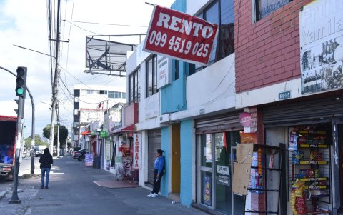 Av. 10 de Agosto. En la zona también hay negocios suspendidos. Además a lo largo de la vía es común ver departamentos o casas con letreros de venta o arriendo.