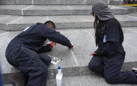 Los morteros en el graderío del monumento son intervenido para reparar fisuras y agujeros con material de mayor resistencia.