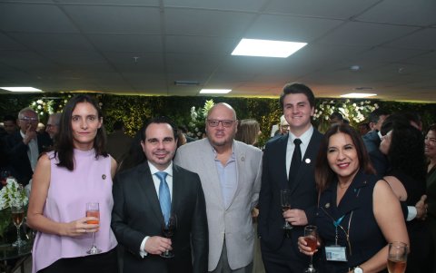 Tatiana Vernaza, Fabrizio Peralta, Carlos Cortaza, Santiago Cisneros y Laura Franco.