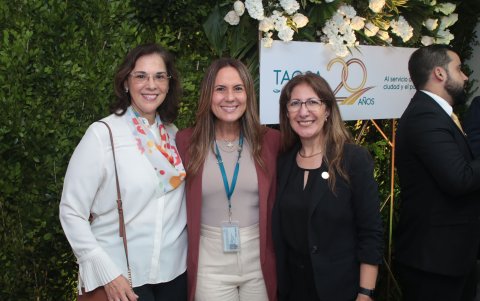 Laura de González, Daniela Arosemena y Soraya Saltos.