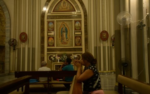 Decenas de feligreses acuden a diario a la Catedral de Guayaquil.