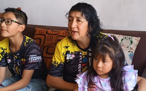 La madre de Daniel Pintado atentos a la participación del ecuatoriano