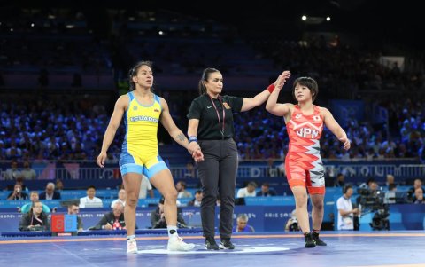 Tsugumi Sakurai de Japón (d) se llevó la victoria ante Luisa Valverde de Ecuador en París 2024
